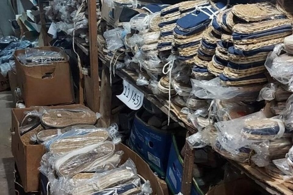 Reabre la feria en el ex depósito de Alpargatas con zapatillas desde $1.000. Imagen: Facebook