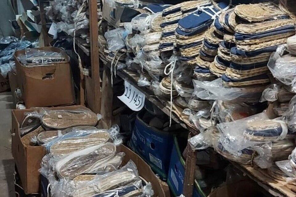 Reabre la feria en el ex depósito de Alpargatas con zapatillas desde $1.000. Imagen: Facebook