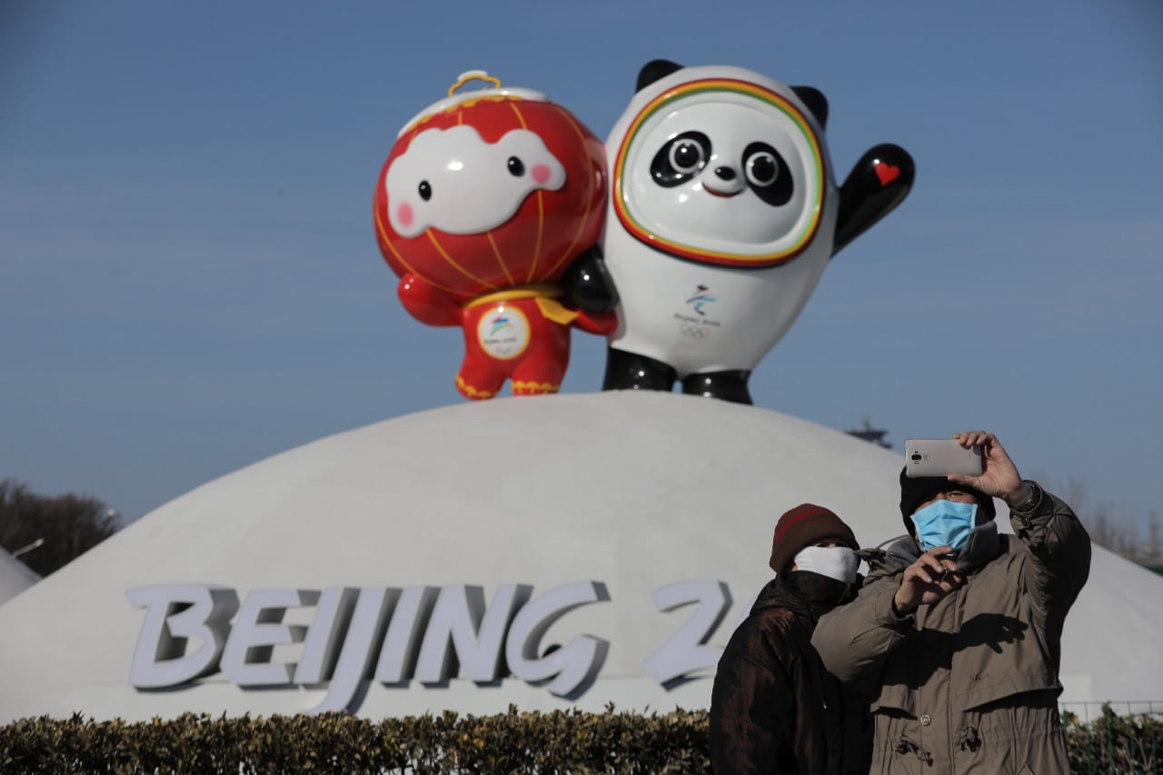 Selfie con las mascotas de los JJOO de  Beijing 2022 de fondo.