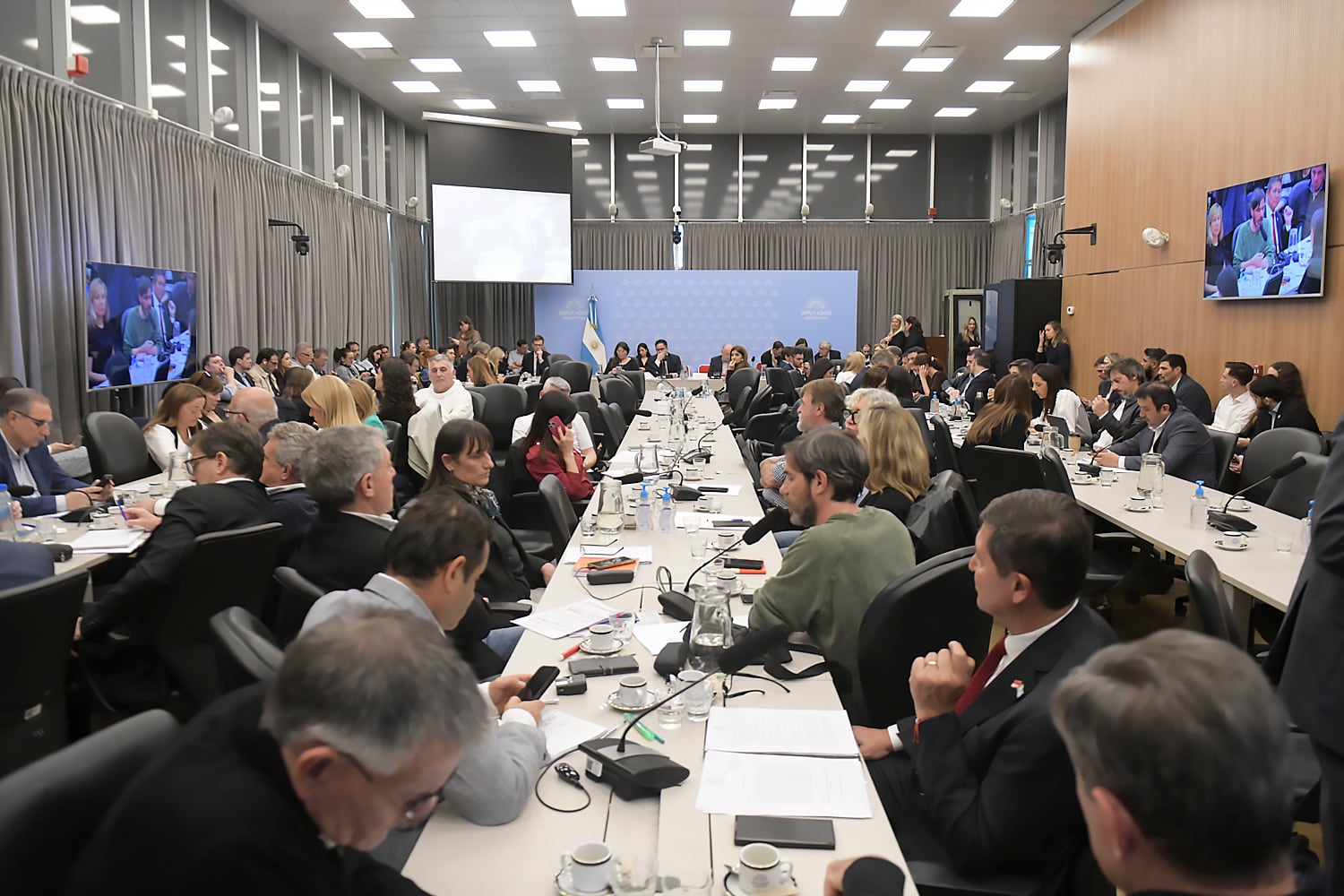 Diputados, COMISIÔN DE FINANZAS Y DEFENSA DEL CONSUMIDOR, EMITIÓ DICTAMEN SOBRE ENDEUDAMIENTO EN EL SISTEMA DE CRÉDITO