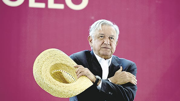 AMLO saluda a simatizantes en el pueblo de Acambay, estado de México.