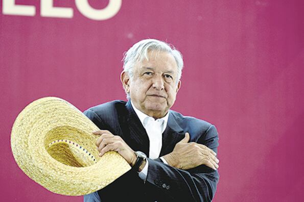 AMLO saluda a simatizantes en el pueblo de Acambay, estado de México.