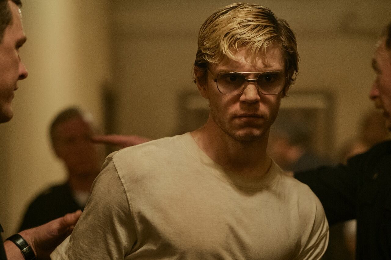 Evan Peters encarna al asesino serial atrapado en 1991.
