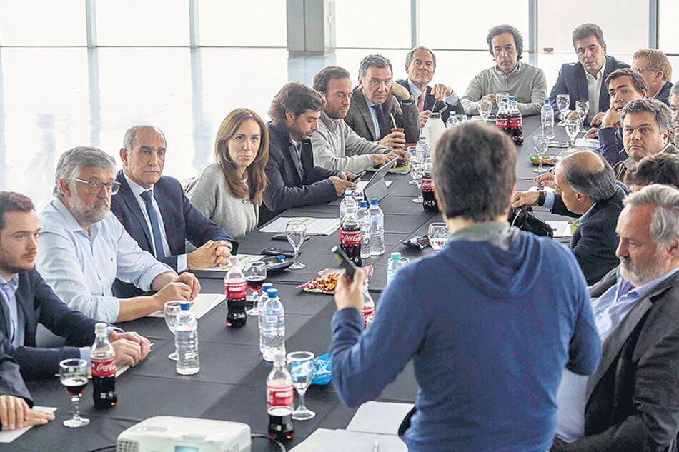 María Eugenia Vidal encabezó ayer la reunión de gabinete bonaerense en La Plata.
