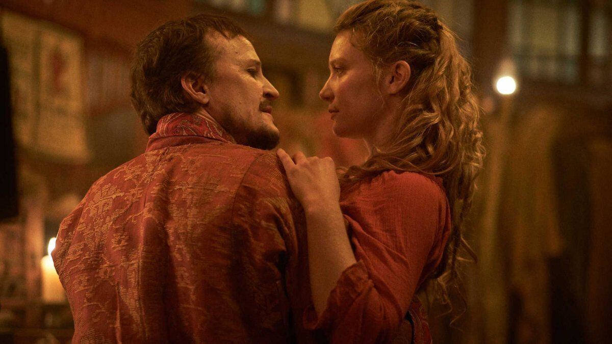 Damon Herriman y Mia Wasikowska: amores que matan.