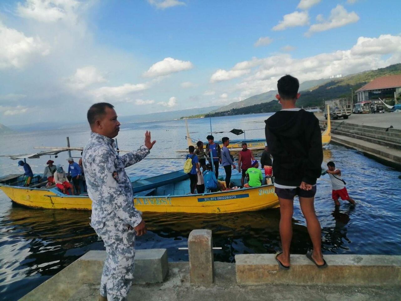 La Guardia Costera de Filipinas controla a una barca en medio de las evacuaciones.