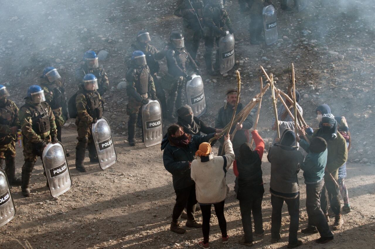 Policías y mapuches en una imagen tomada a fines de noviembre pasado, tras el asesinato del joven Elías Garay Cayicol.