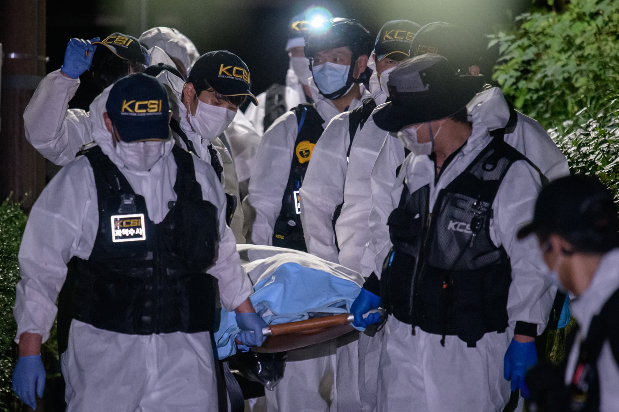 Parmédicos coreanos transportan en camilla en cadáver de Park Won-soon en el bosque donde fue encontrado. 