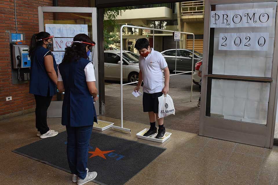 Los aislamientos en casos de covid bajarán de 14 a 10 días.