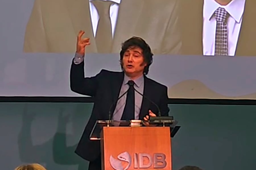 Milei durante su exposición interrumpida por su propio teléfono celular. 