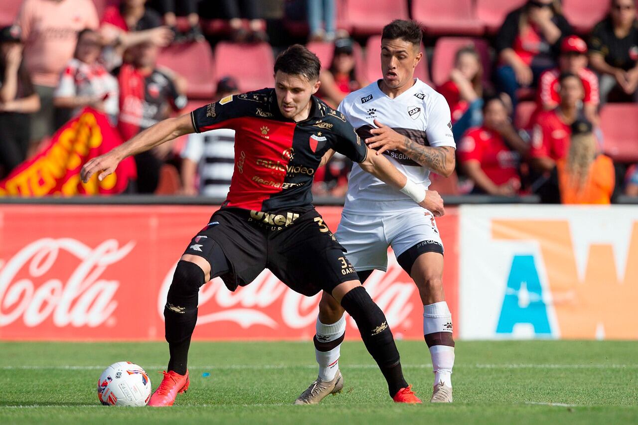 El defensor Facundo Garcés aguanta la marca del atacante Matías Tissera