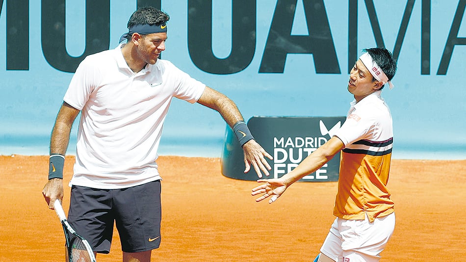 El argentino y el japonés necesitaron tres sets para llevarse la victoria en el debut.