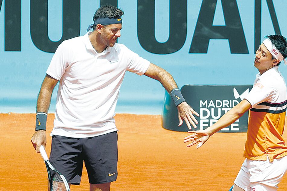 El argentino y el japonés necesitaron tres sets para llevarse la victoria en el debut.