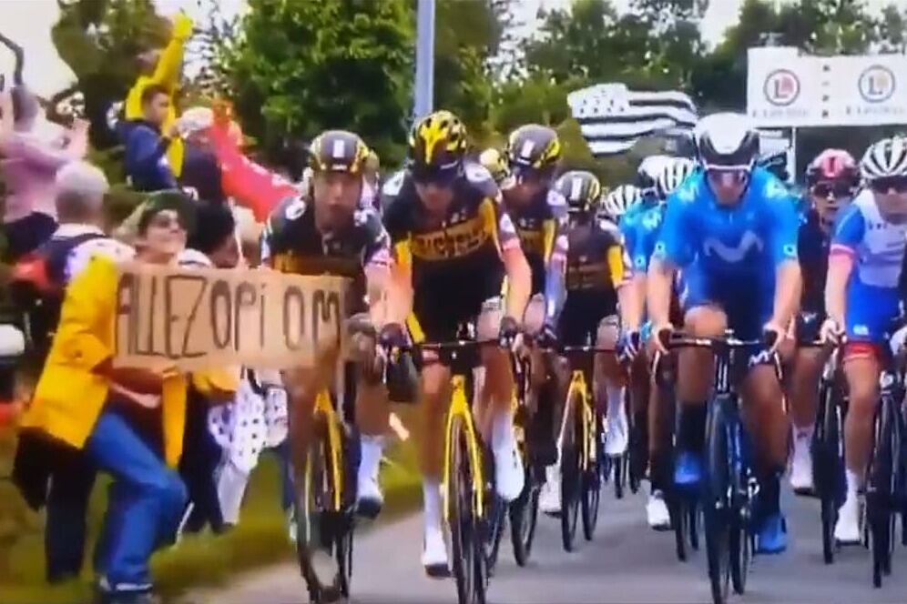 Por mostrar un cartel provocó un accidente impactante en el Tour