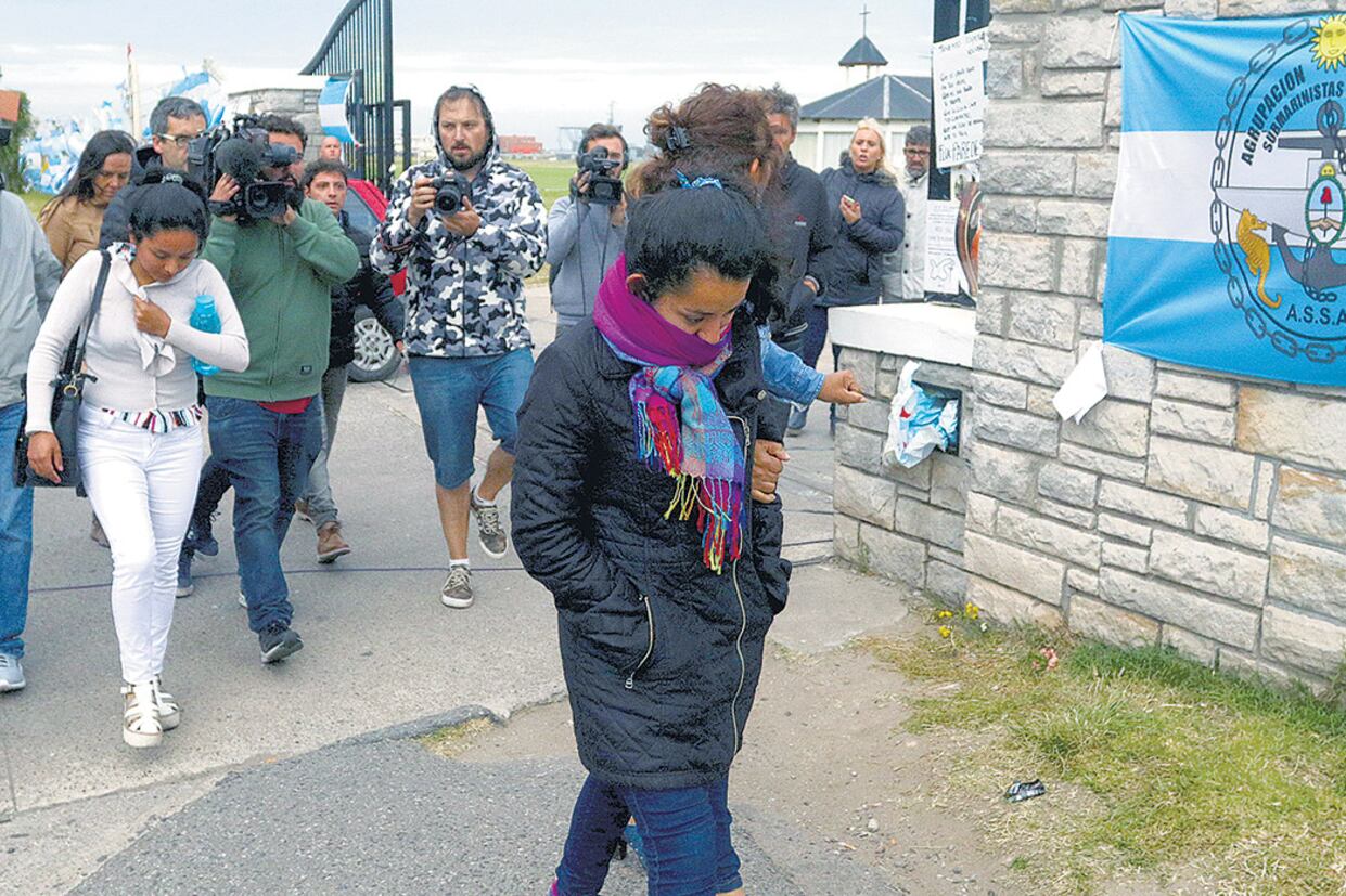 Los pocos familiares que se encuentran en la Base Naval de la Armada fueron los únicos informados de la decisión.