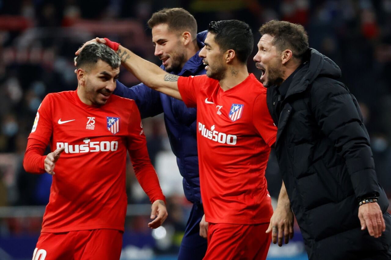 Suárez y Simeone celebran el gol de Ángel Correa