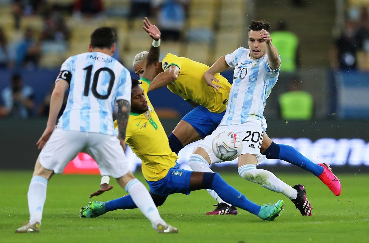 Jugadores de Argentina y Brasil disputan el balón en la final de la Copa América.
