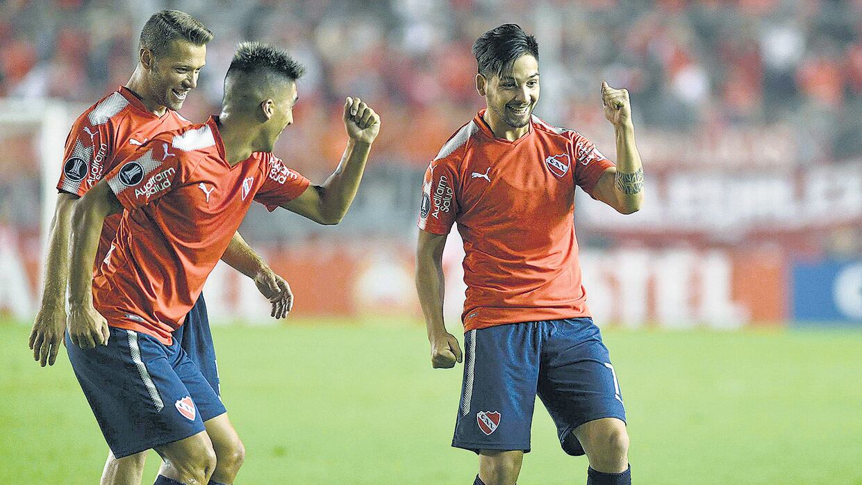 El baile de la felicidad de los jugadores de Independiente, tras el gol señalado por Benítez.