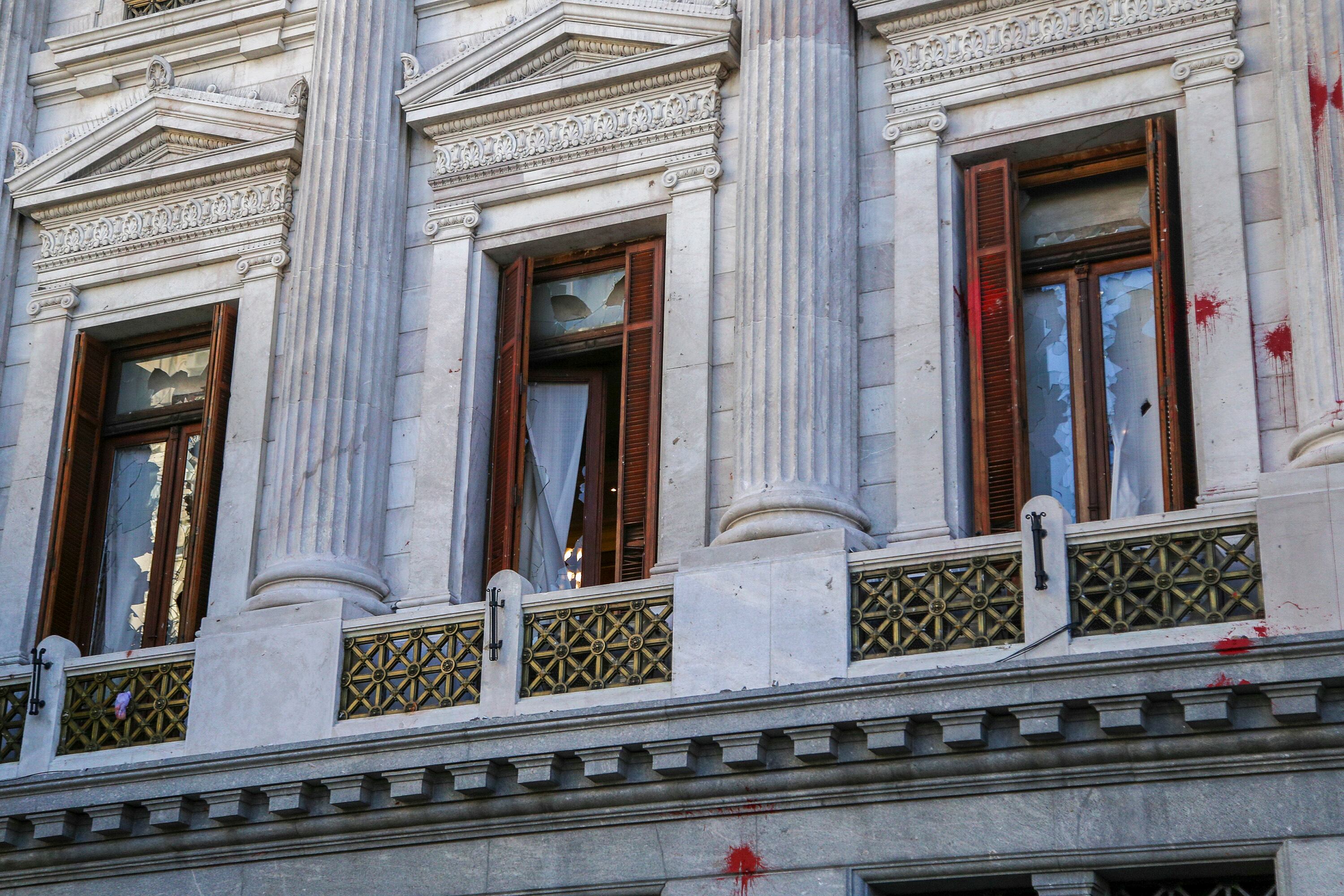 Antes de lanzar las piedras, los agresores marcaron la ventana con bombas de pintura roja.