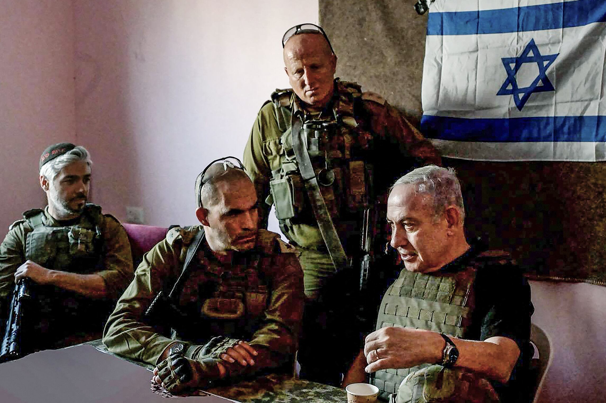 Imagen de Netanyahu el 26 de noviembre junto a soldados en Gaza. 