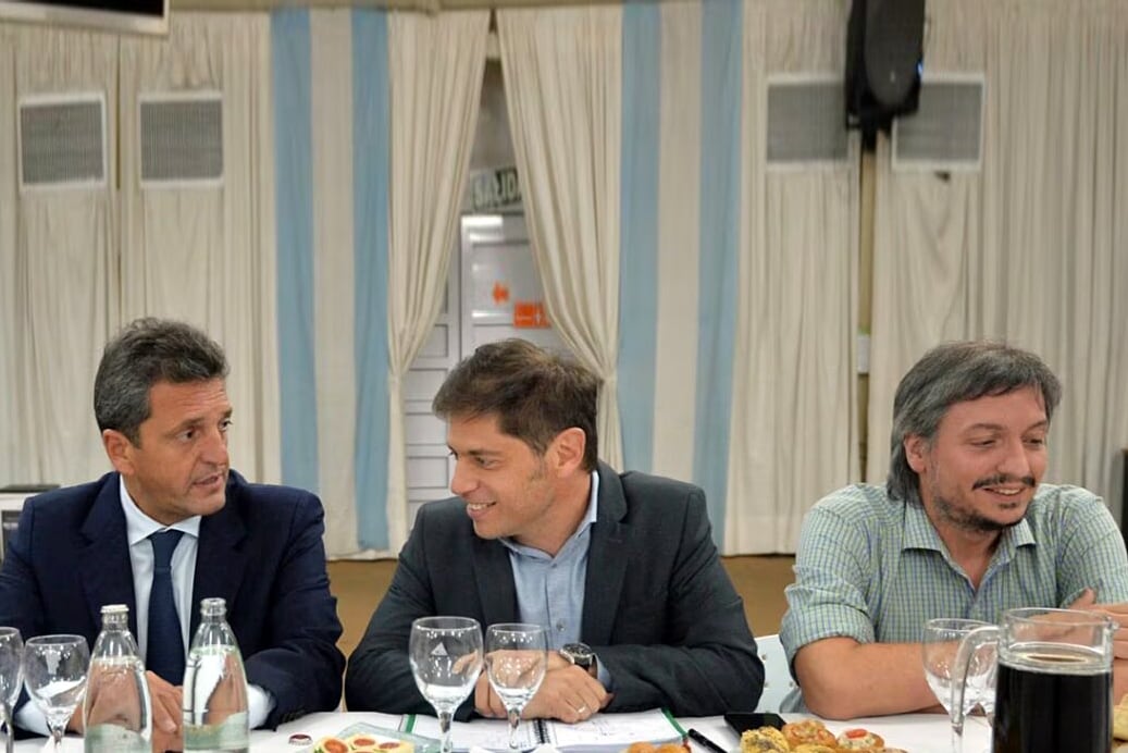 Axel Kicillof junto a Sergio Massa y Máximo Kirchner, cabezas de los tres sectores principales de Fuerza Patria. 