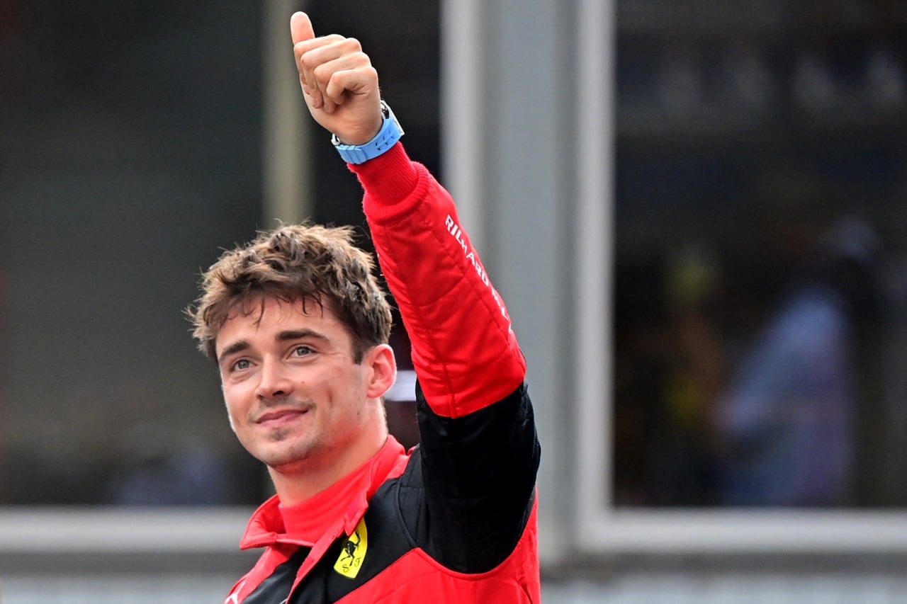 Leclerc saluda a su pública tras marcar la pole position