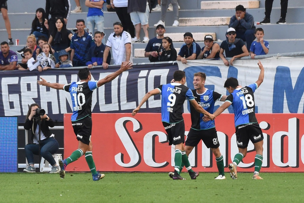 Banfield festeja el tanto de Enrique.