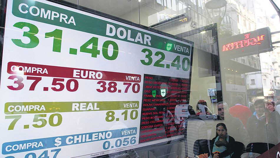 El dólar se llegó a vender a 32,62 pesos en algunos bancos y casas de cambio de la city porteña, para cerrar a un promedio de 32,10.