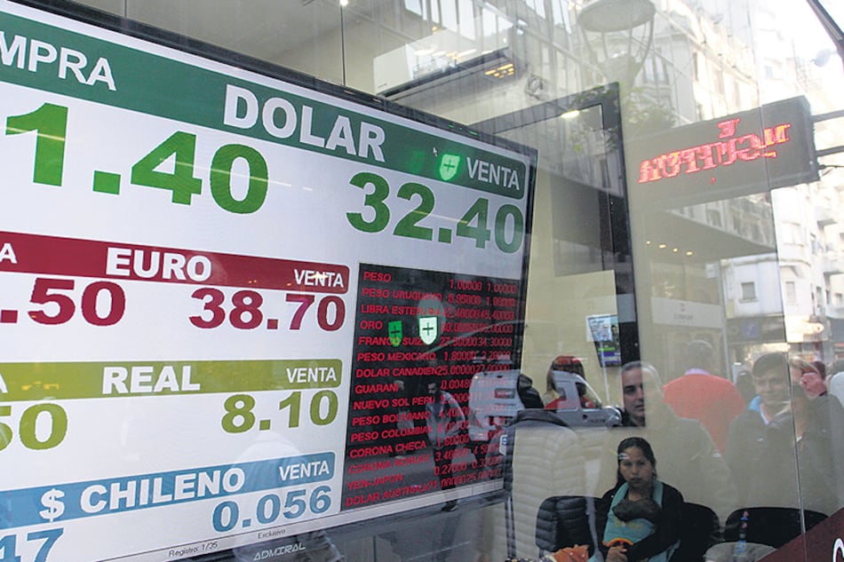 El dólar se llegó a vender a 32,62 pesos en algunos bancos y casas de cambio de la city porteña, para cerrar a un promedio de 32,10.
