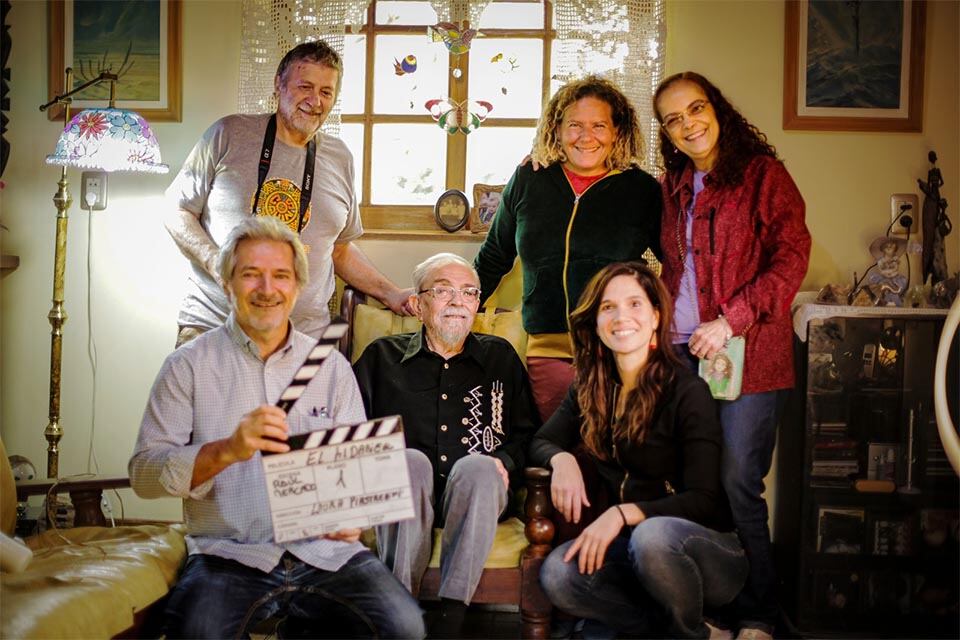 El equipo de filmación junto a Raúl Mercado.