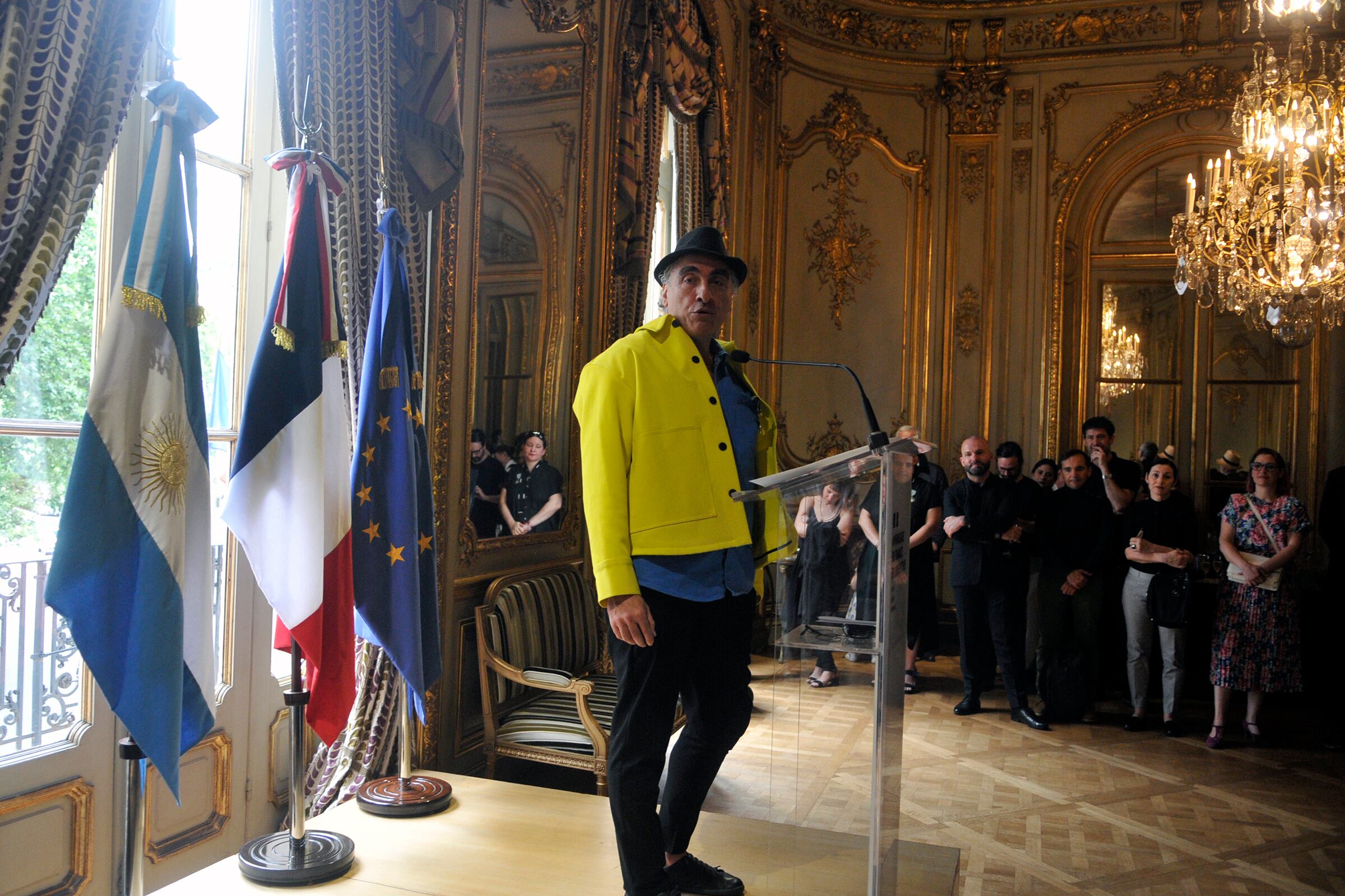 Miguel Rep prefirió dibujar la ceremonia antes que dar un discurso.