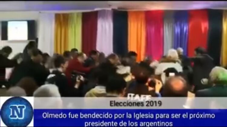 El momento en que se vino abajo la tarima donde bendecían a Olmedo.