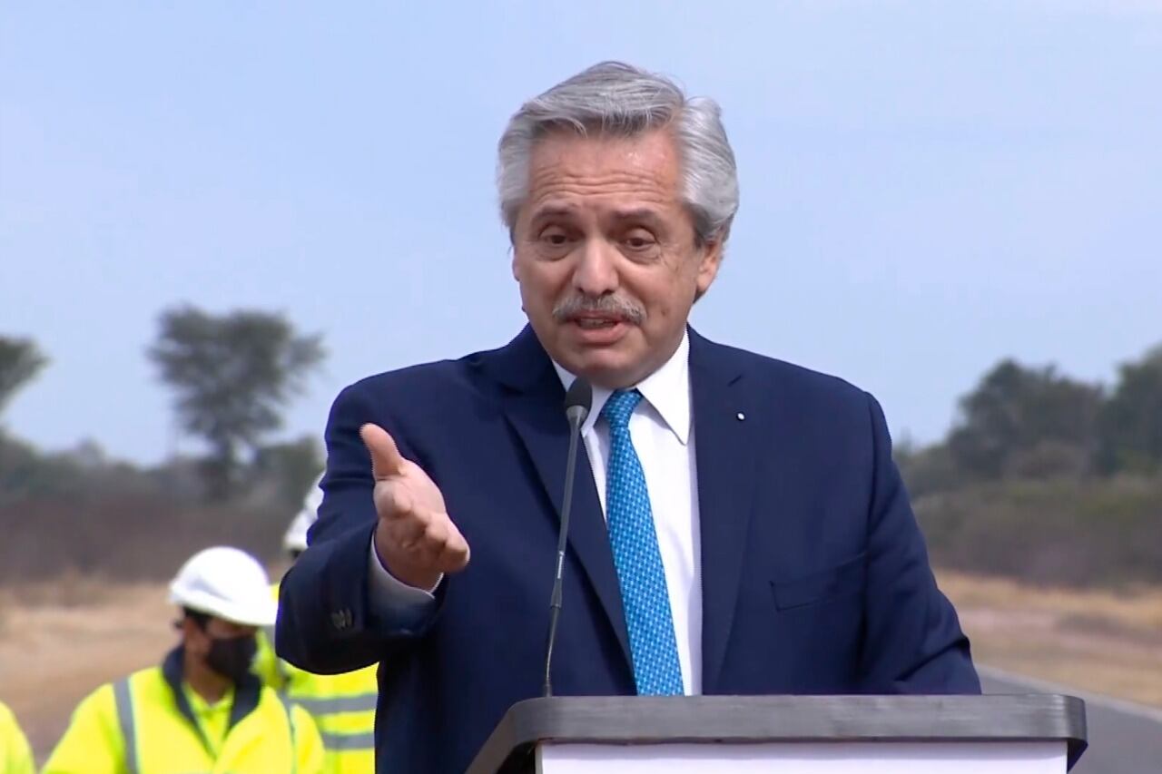 Alberto Fernández inauguró la pavimentación de un tramo de la Ruta Provincial 7, en Chaco, donde también anunció el inicio de un plan para construir Centros Territoriales de Políticas de Género en todo el país.