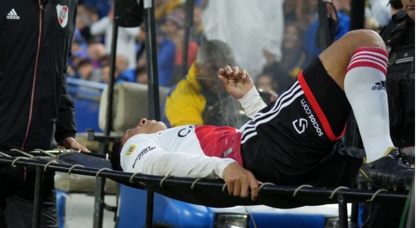Rodrigo Aliendro, tras la lesión durante el Superclásico. Foto NA. 