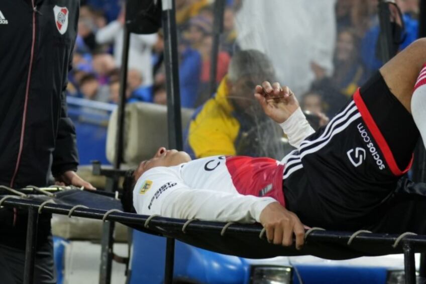 Rodrigo Aliendro, tras la lesión durante el Superclásico. Foto NA.