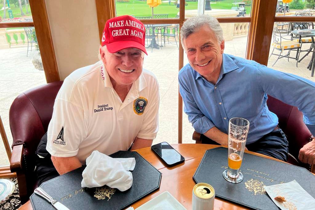 Trump y Macri sonríen en la foto que divulgó el exmandatario argentino.