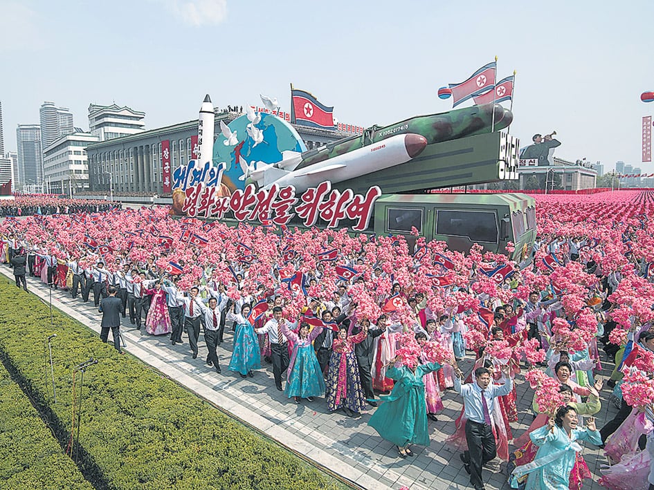 Un carroza temática con una réplica de un misil en el desfile de ayer.