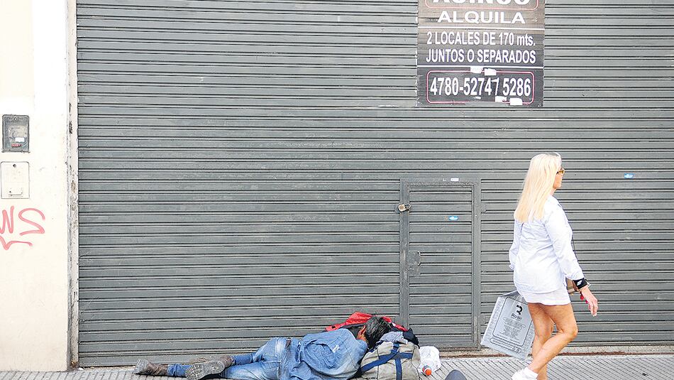 Comercios cerrados, persianas bajas. La pequeña y mediana empresa reclama ante la suba de cargas de la AFIP.