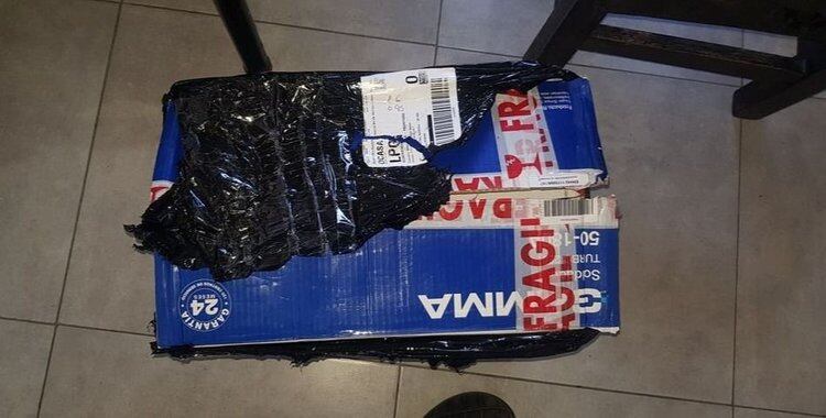 La caja que recibió el hombre que había comprado una soldadora. 