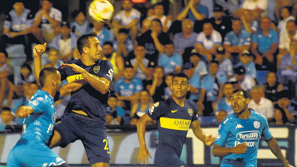 Izquierdoz despeja de cabeza.