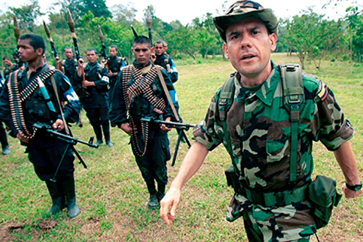 Uno de los jefes de las AUC, Carlos Castaño, frente a un grupo de paramilitares en Antioquia