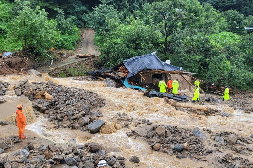En las zonas más gravemente afectadas, "casas enteras fueron barridas por completo", relató un socorrista