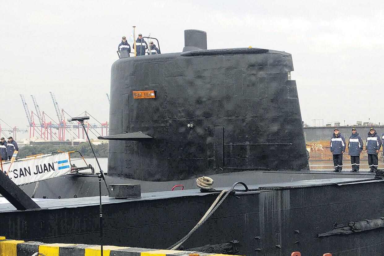 El submarino perdido el jueves podría estar enviando señales a través del satélite.