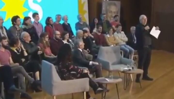 Paenza explica al auditorio la cantidad de gente que se puede convencer en pocos días. 