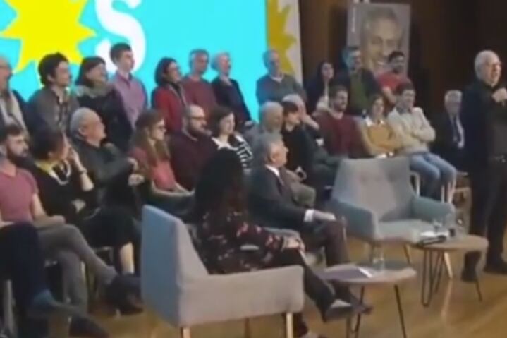 Paenza explica al auditorio la cantidad de gente que se puede convencer en pocos días.