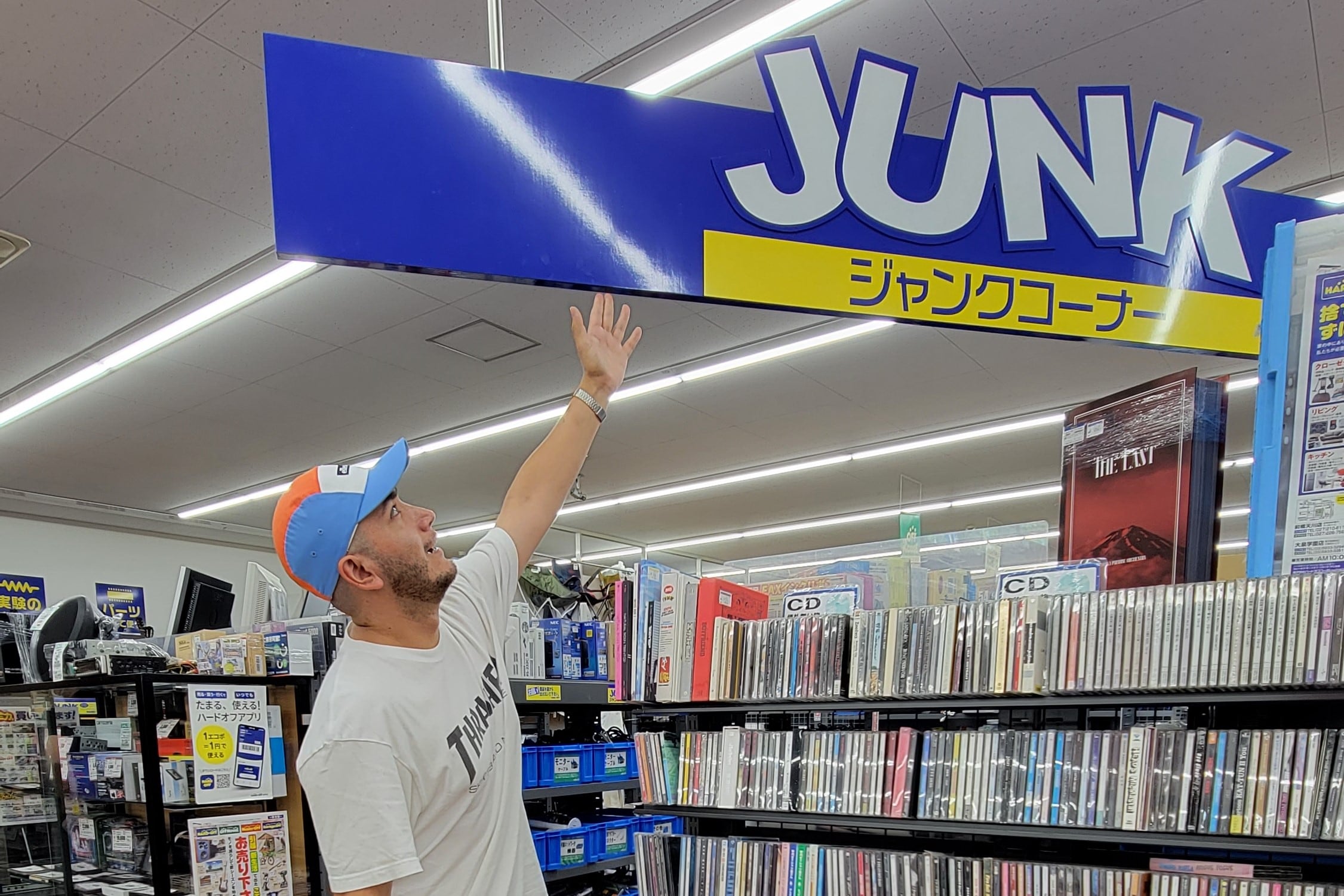 Akira se dedica a contar desde dentro el coleccionismo retro, desde el corazón mismo del fetichismo freak en Japón