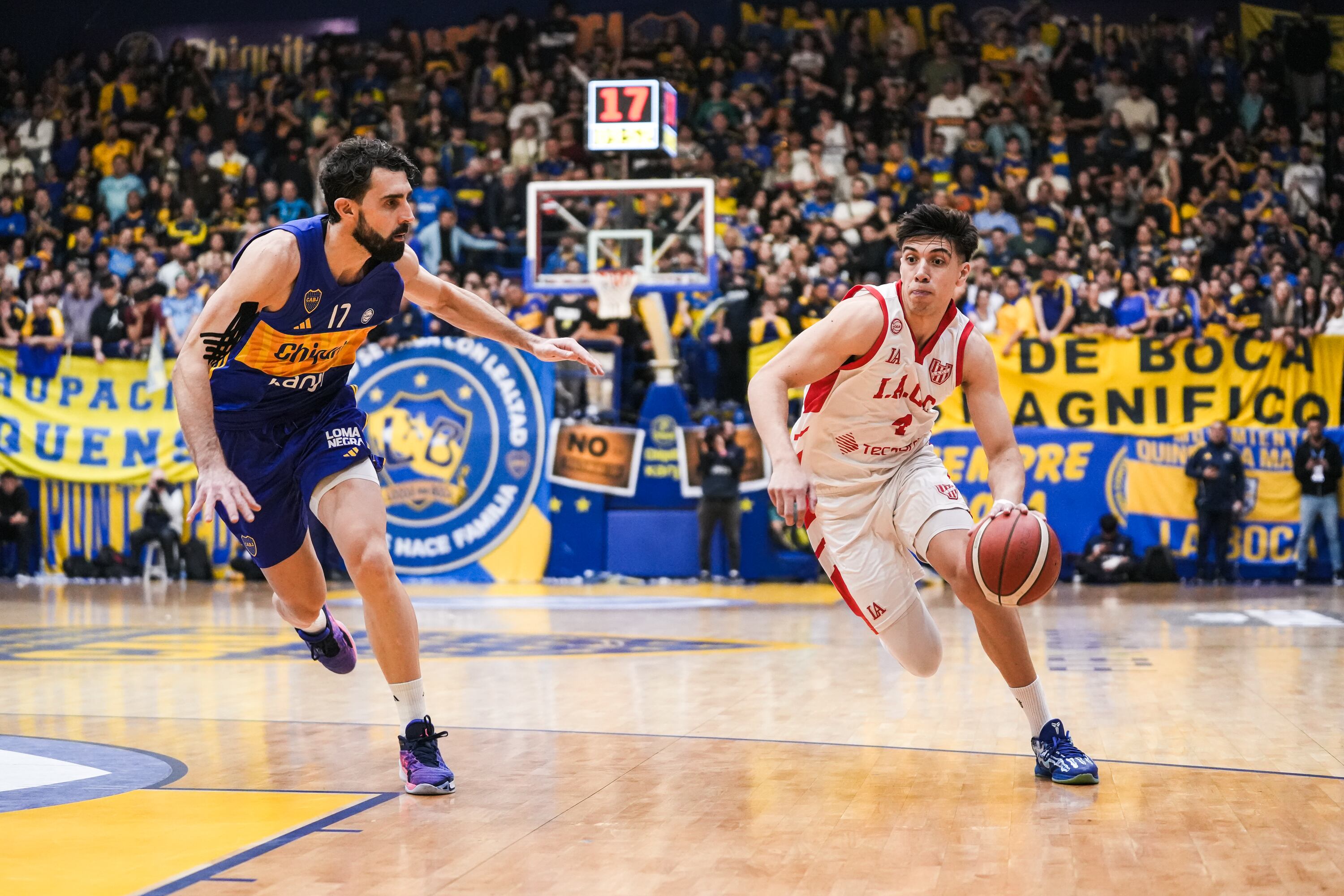 Sebastián Vega marca a Alex Negrete en el increíble Juego 7 de la última Final. El de Boca sigue; el de Instituto no.