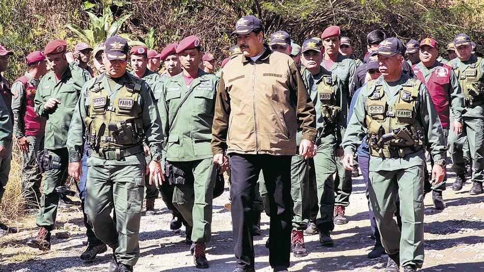 Maduro (centro) participa de ejercicios militares junto al ministro de Defensa Padrino (izq.), ayer en Caracas.