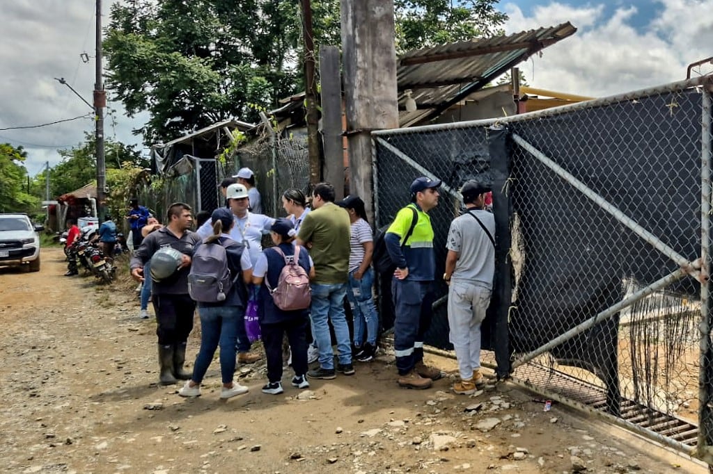 Familiares de los mineros se acercaron al lugar.