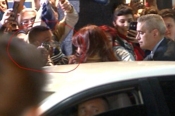 Momento del atentado contra la vicepresidenta Cristina Fernández.